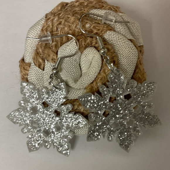 Silver Snowflake ❄️ Earrings - Picture 2 of 4